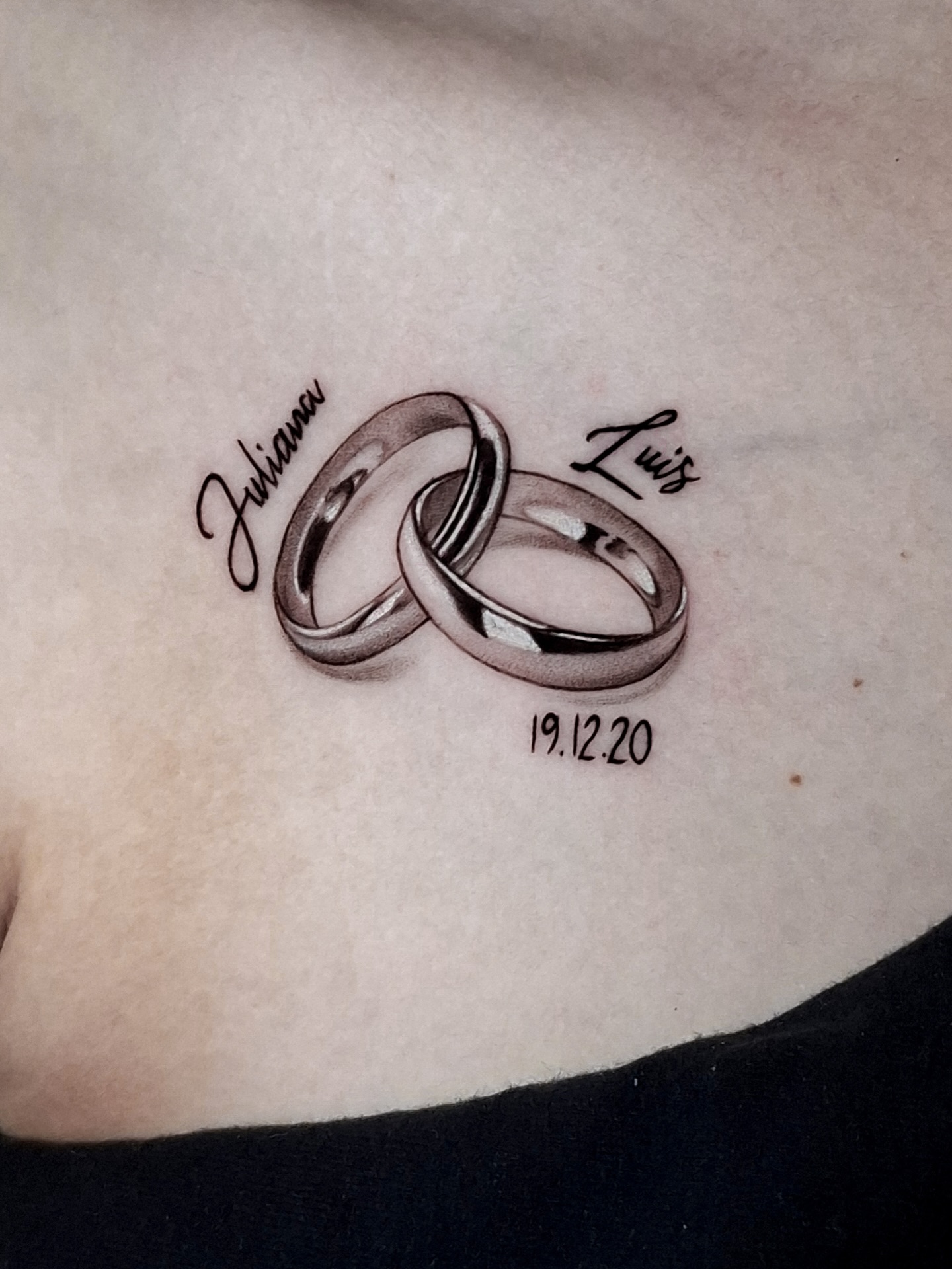 Tatuagem de alianças com nomes