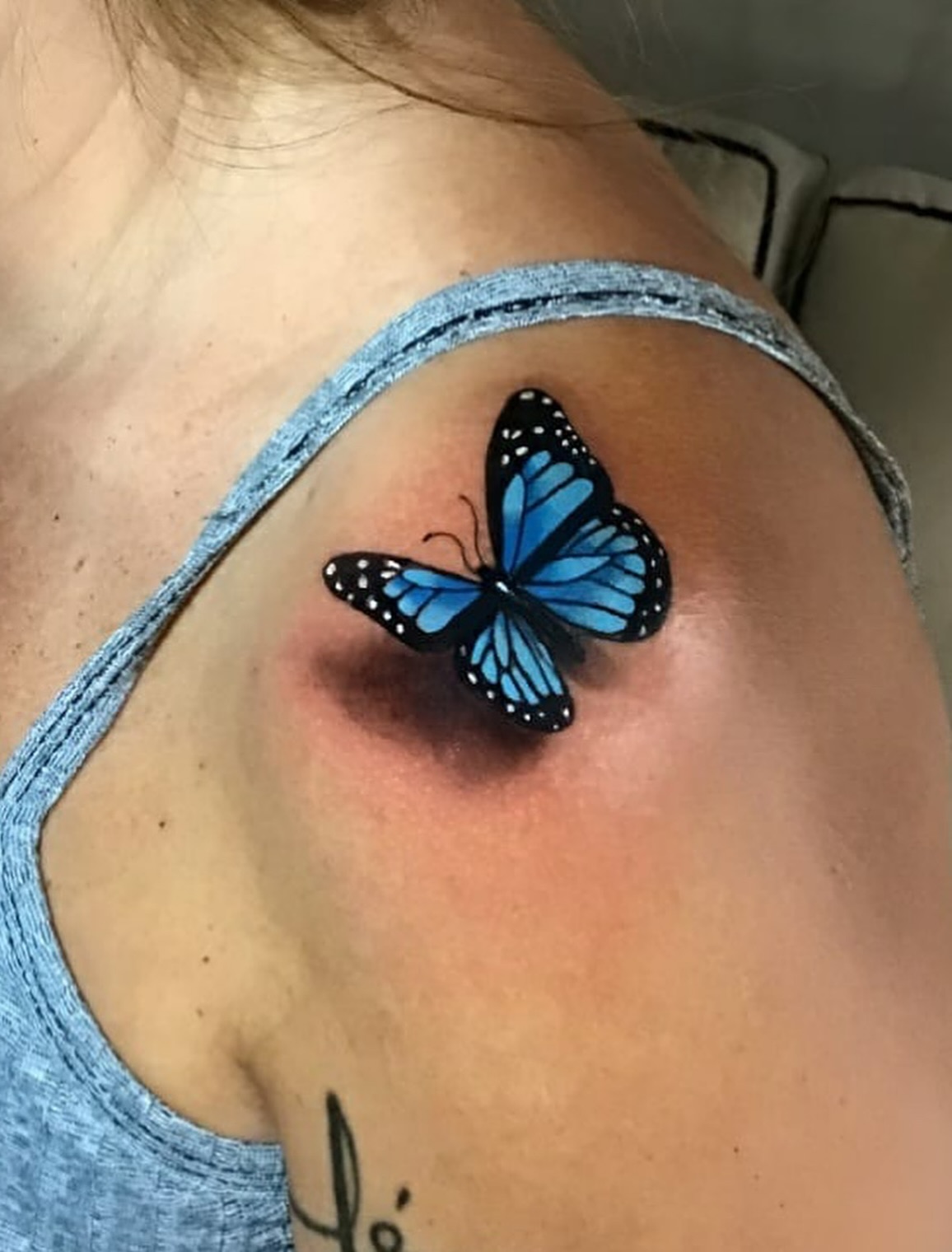 Tatuagem 3D de borboleta azul no ombro